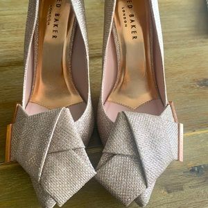Ted baker light gold pumps with bow IINESI